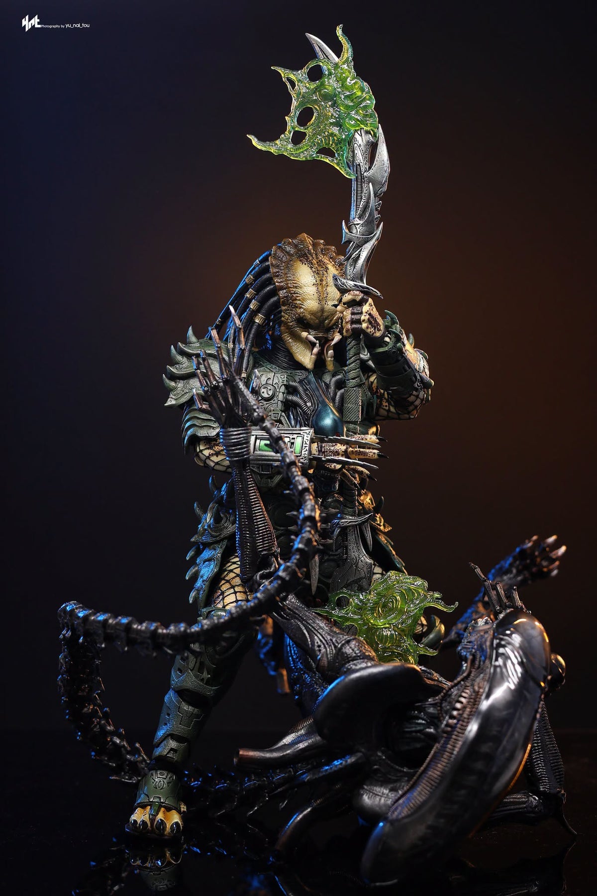 Hot Toys CMS029B Predator - 1/6th scale Broken Tusk Predator Collectible Figure (Special Edition)