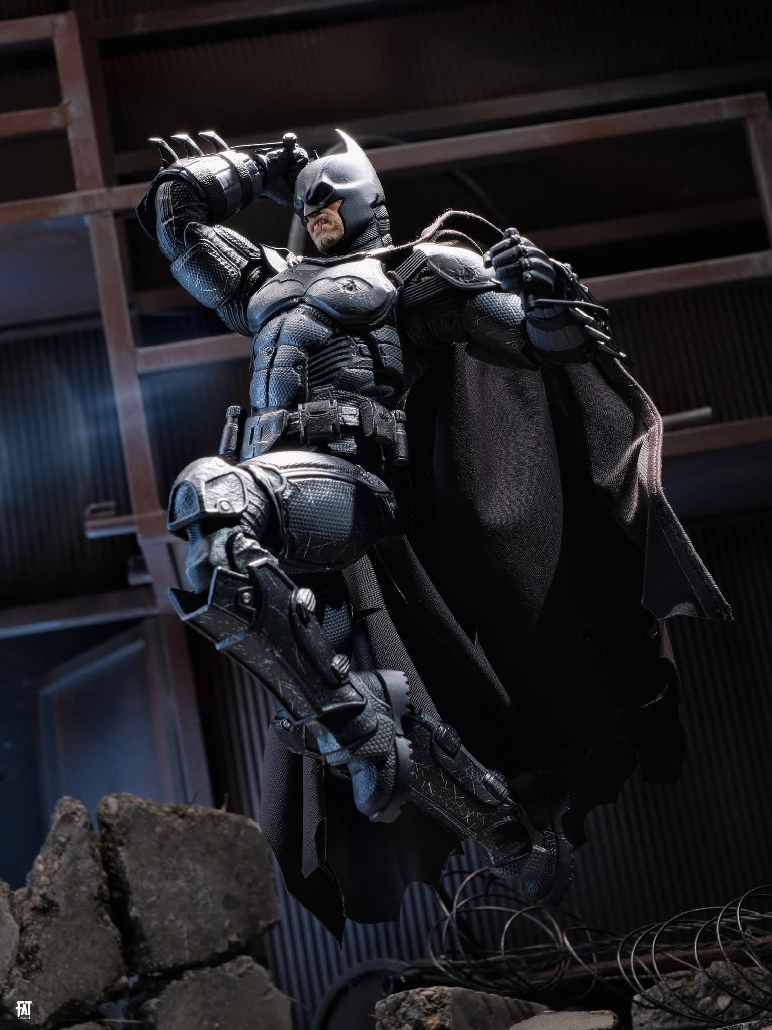 INART Batman: Arkham Origins - Batman (Battle Damaged Version) 1