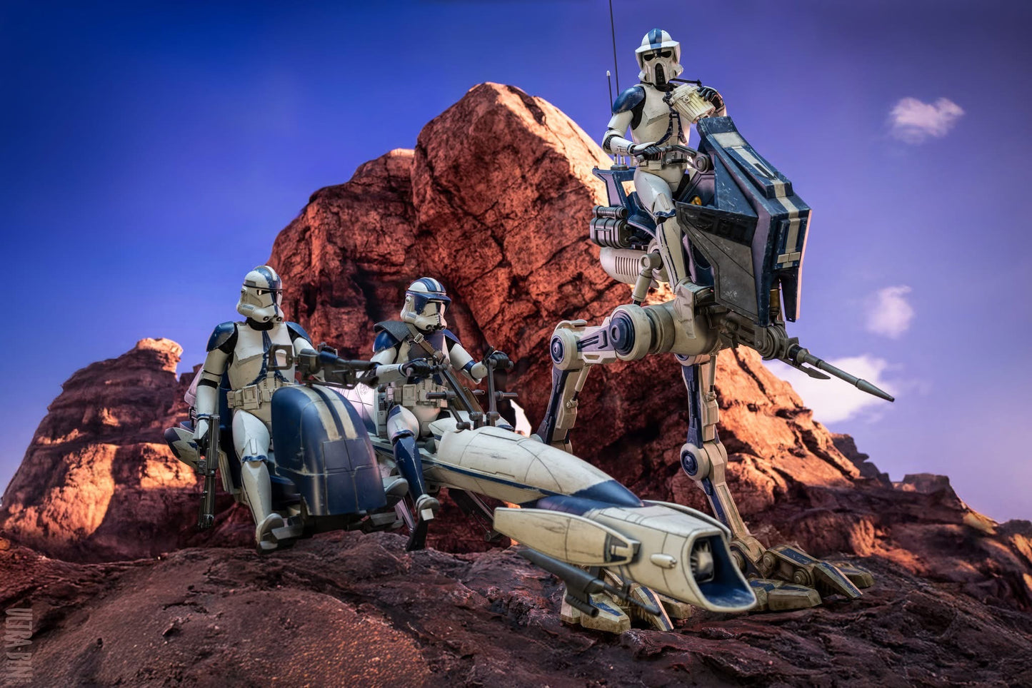Hot Toys TMS091 Star Wars: The Clone Wars - 1/6th scale ARF Trooper and 501st Legion AT-RT Collectible Set