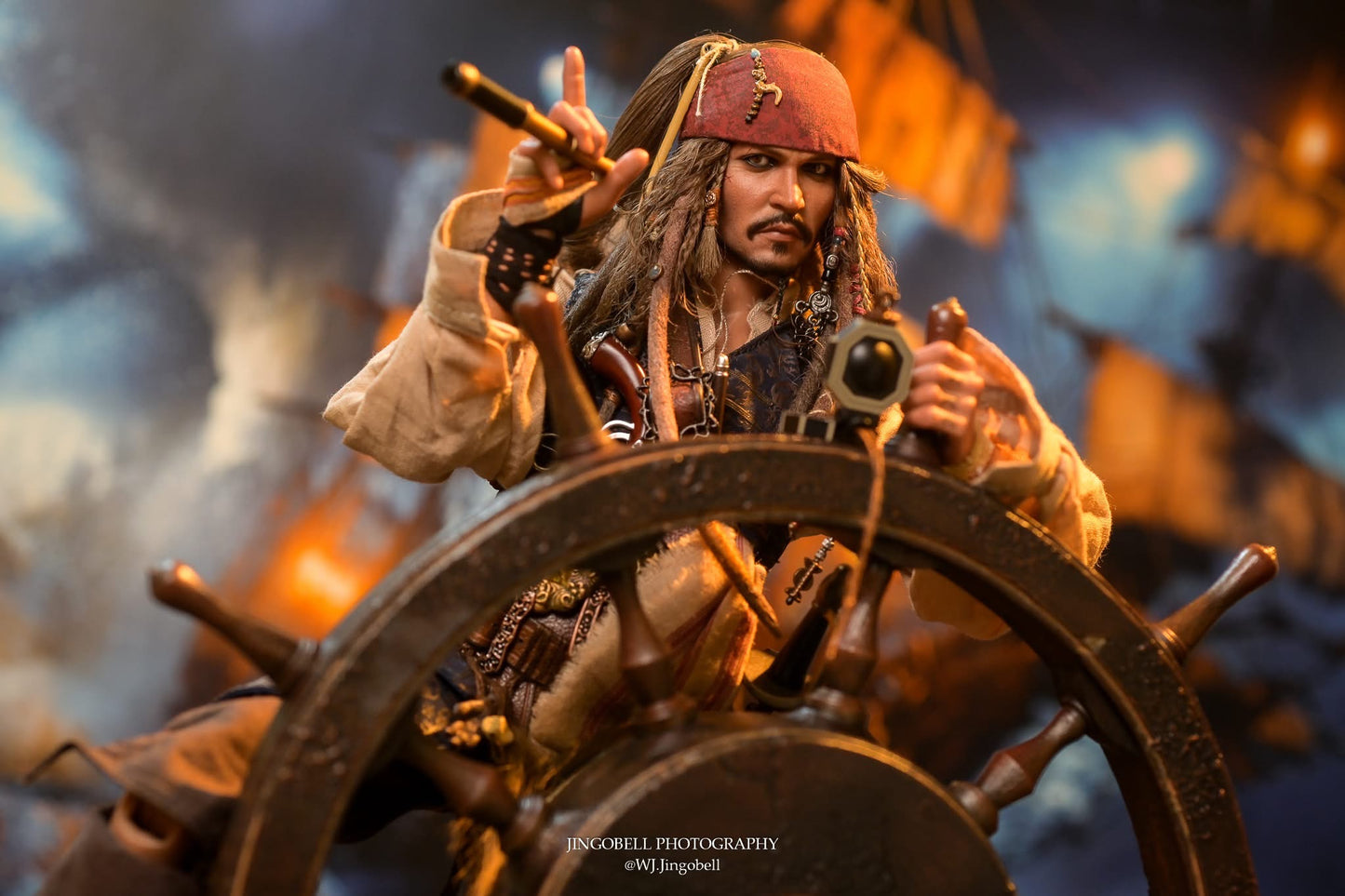 Hot Toys DX38 Pirates of the Caribbean: Dead Men Tell No Tales - 1/6th scale Jack Sparrow Collectible Figure (Deluxe Version)