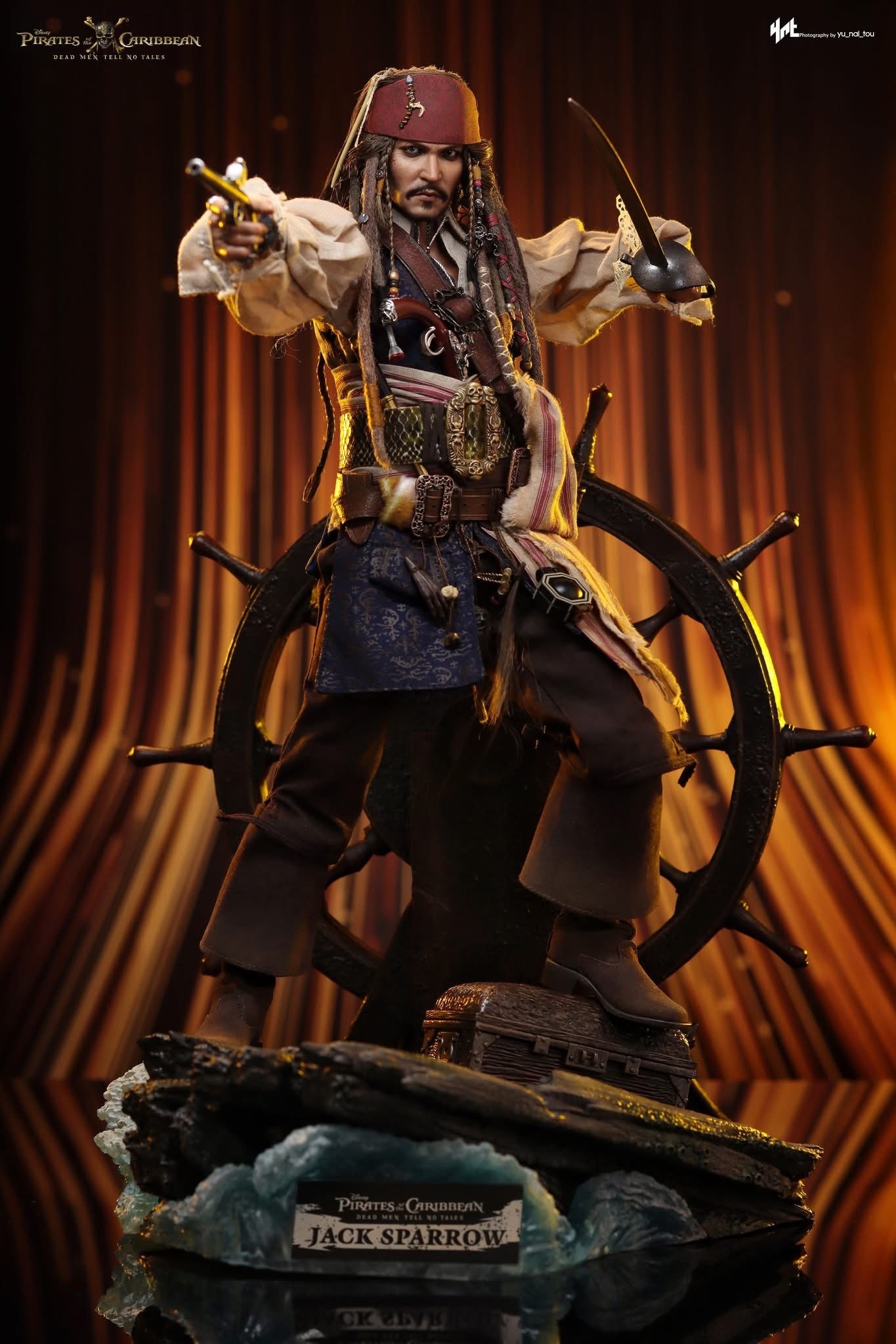 Hot Toys DX38 Pirates of the Caribbean: Dead Men Tell No Tales - 1/6th scale Jack Sparrow Collectible Figure (Deluxe Version)