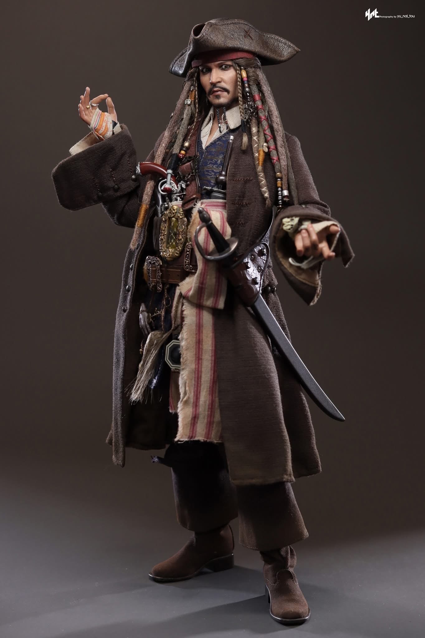 Hot Toys DX38 Pirates of the Caribbean: Dead Men Tell No Tales - 1/6th scale Jack Sparrow Collectible Figure (Deluxe Version)