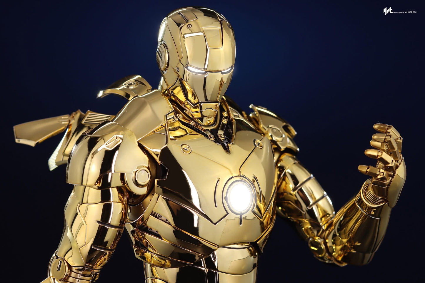 Hot Toys MMS764D69 Iron Man - 1/6th scale Iron Man Mark III (Golden Color Version) Collectible Figure Hot Toys Exclusive