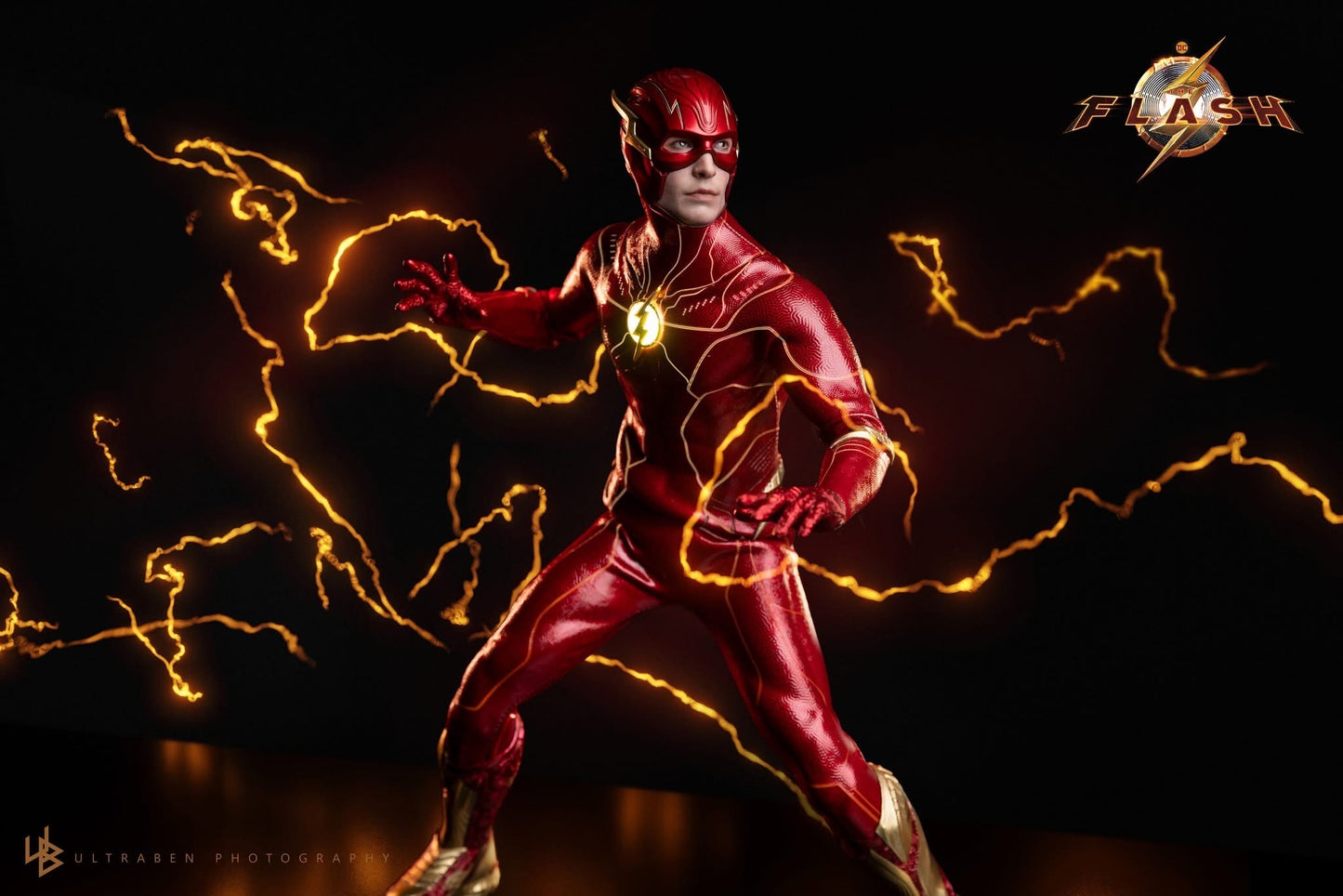 Hot Toys MMS713B The Flash – The Flash 1/6 Scale Collectible Figure (Special Version) with The Life Size The Flash Signet Ring