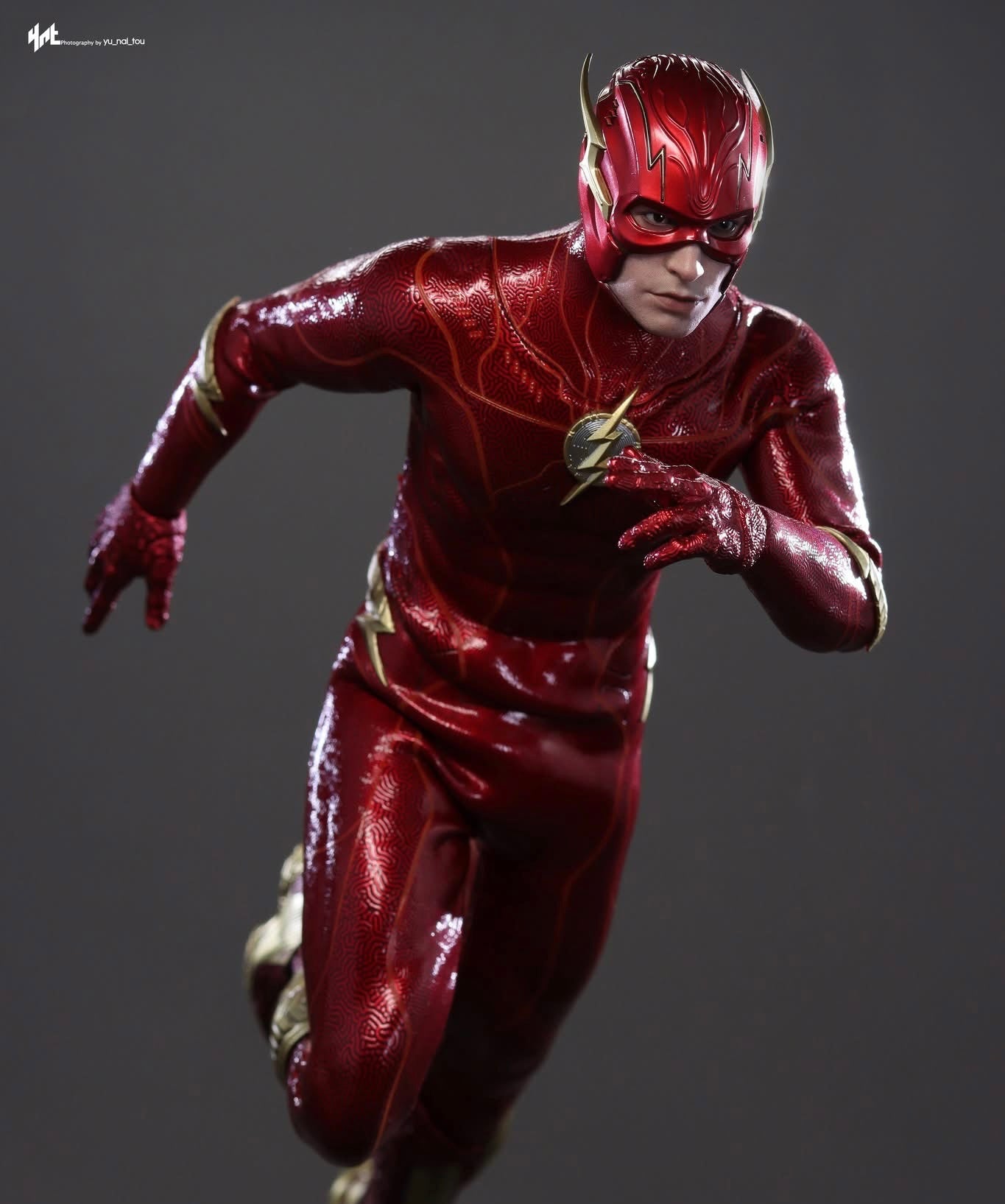 Hot Toys MMS713B The Flash – The Flash 1/6 Scale Collectible Figure (Special Version) with The Life Size The Flash Signet Ring