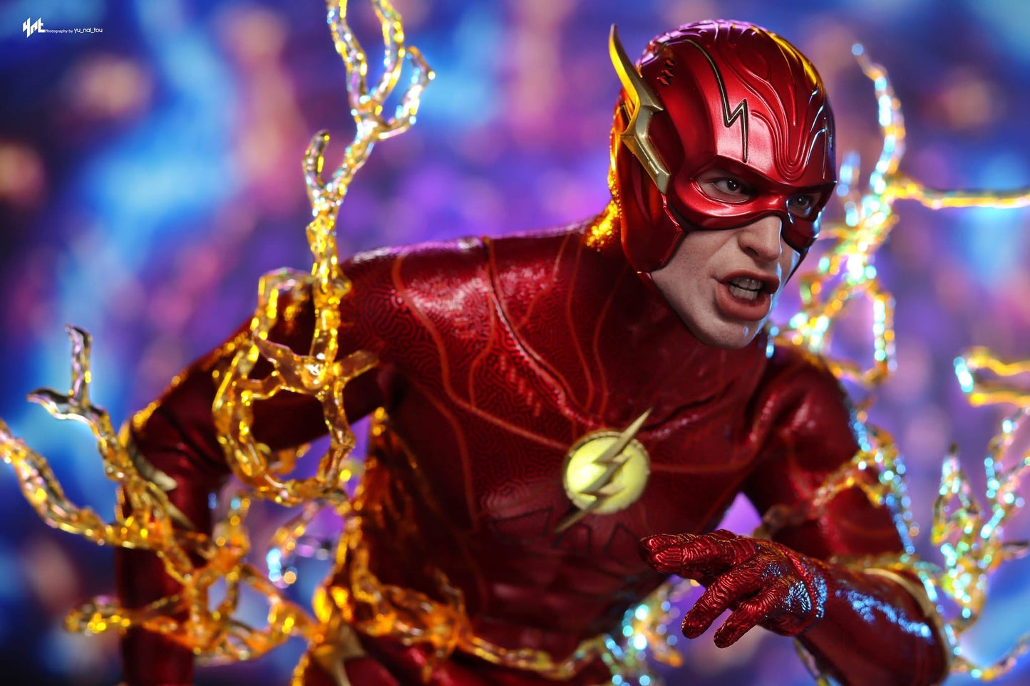 Hot Toys MMS713B The Flash – The Flash 1/6 Scale Collectible Figure (Special Version) with The Life Size The Flash Signet Ring