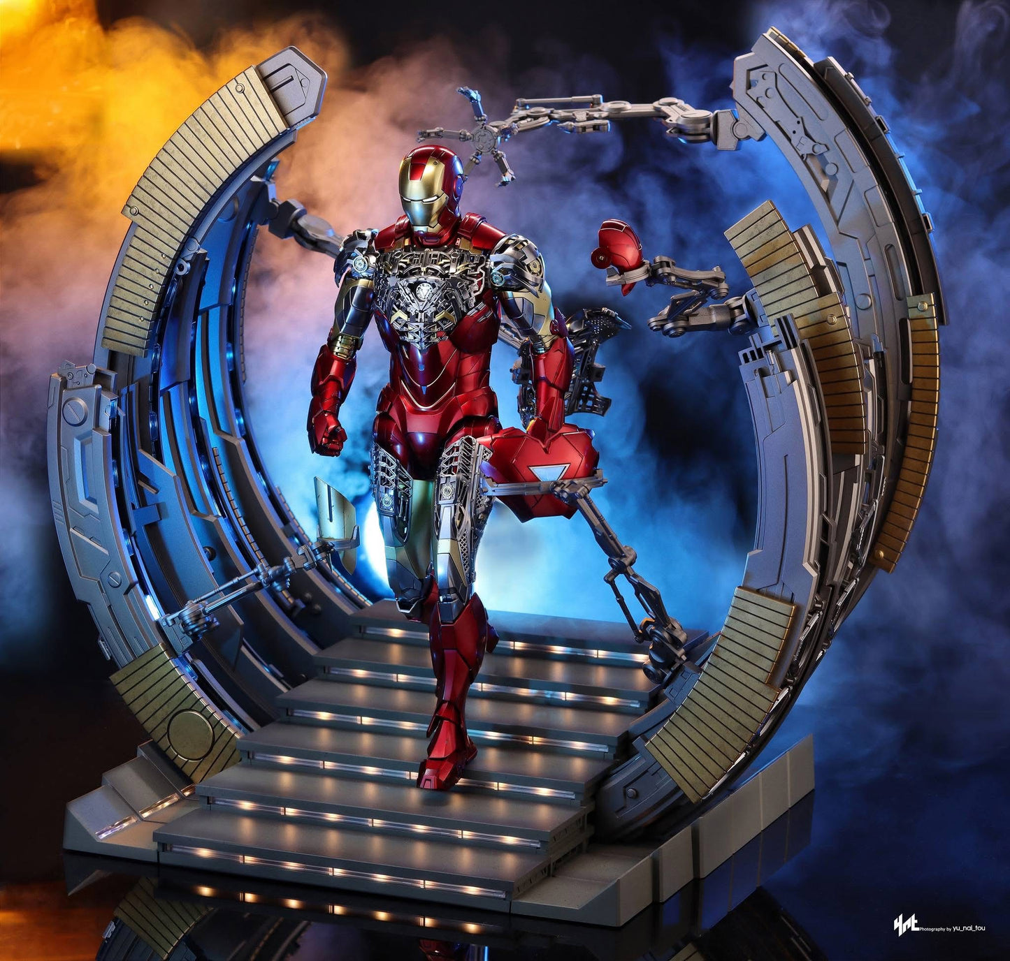 Hot Toys MMS688D53 The Avengers - Iron Man Mark VI (2.0) With Suit Up Gantry 1:6 Scale Collectible Set