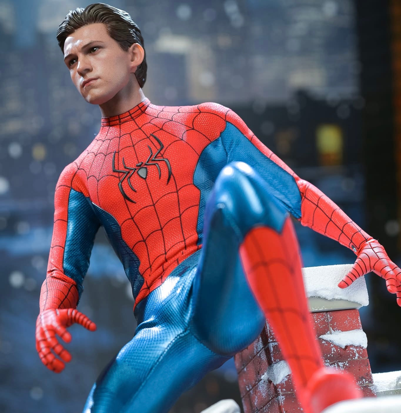 Hot Toys MMS680 Spider-Man: No Way Home - 1/6th scale Spider-Man (New Red and Blue Suit) Collectible Figure (Deluxe Version)
