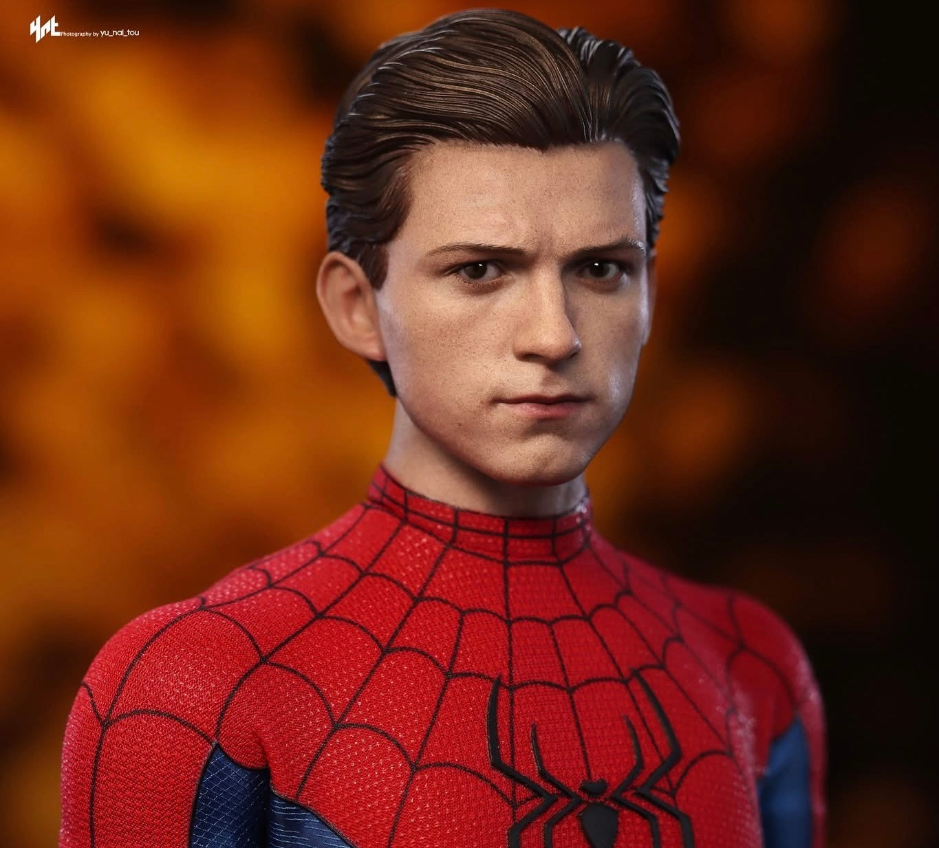 Hot Toys MMS680 Spider-Man: No Way Home - 1/6th scale Spider-Man (New Red and Blue Suit) Collectible Figure (Deluxe Version)