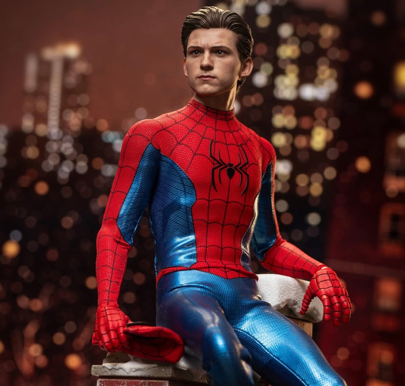 Hot Toys MMS680 Spider-Man: No Way Home - 1/6th scale Spider-Man (New Red and Blue Suit) Collectible Figure (Deluxe Version)