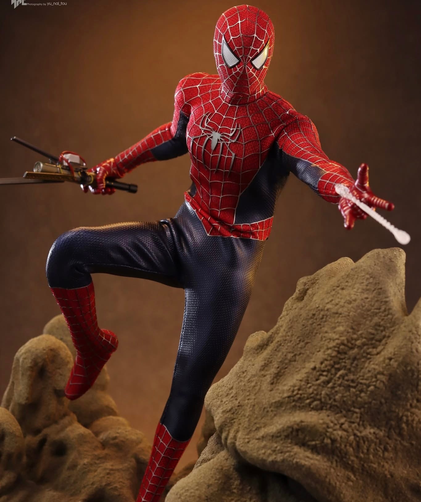 Hot Toys MMS662B Spider-Man: No Way Home - 1/6th scale Friendly Neighborhood Spider-Man Collectible Figure (Deluxe Version) (Special Edition)
