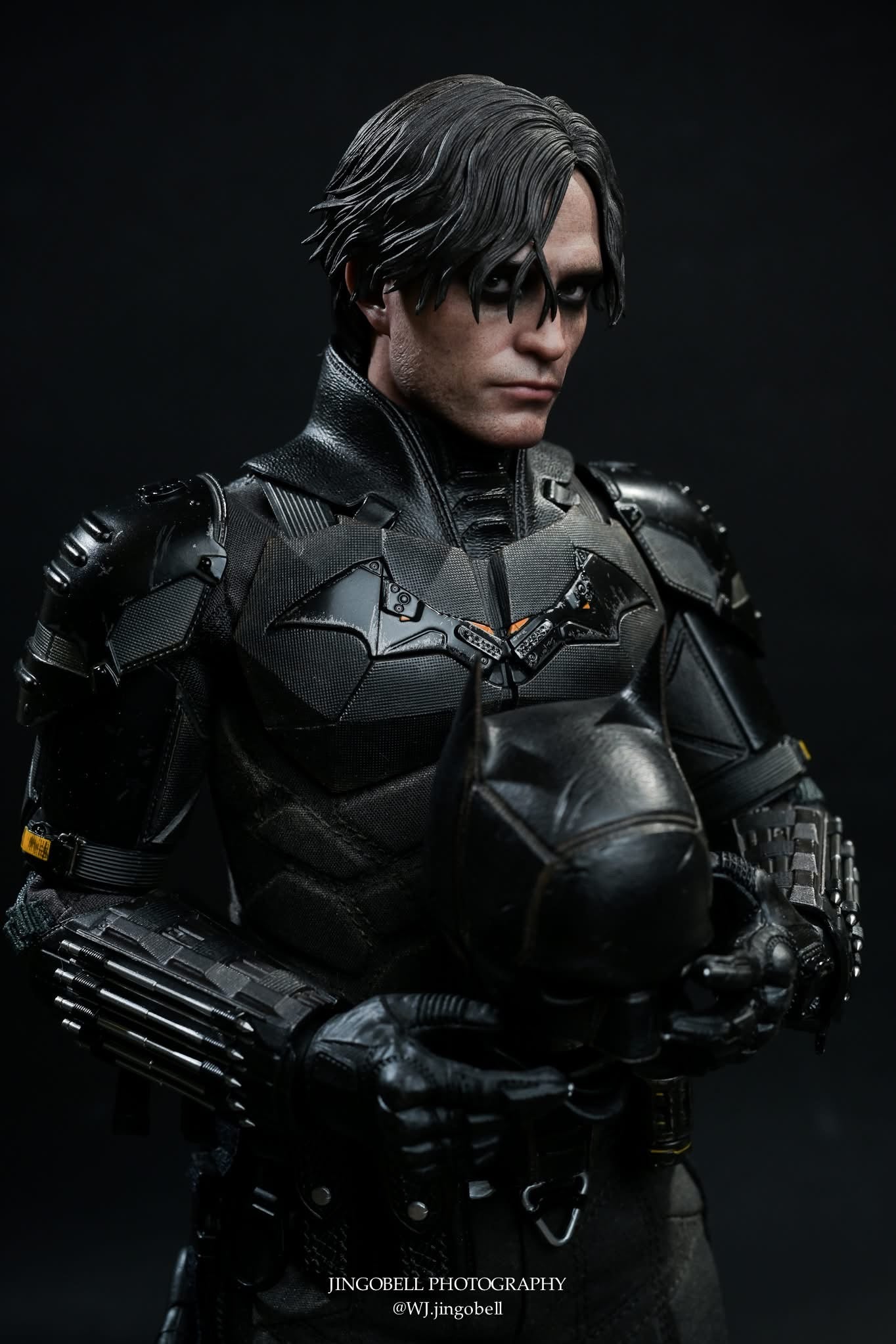 Hot Toys MMS641 The Batman - 1/6th scale Batman and Bat-Signal Collectible Set