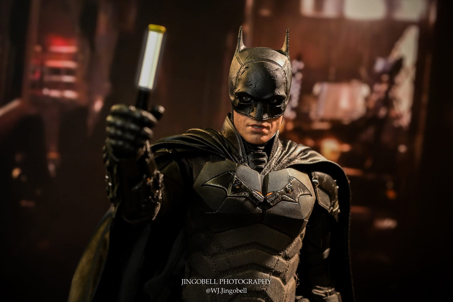 Hot Toys MMS641 The Batman - 1/6th scale Batman and Bat-Signal Collectible Set