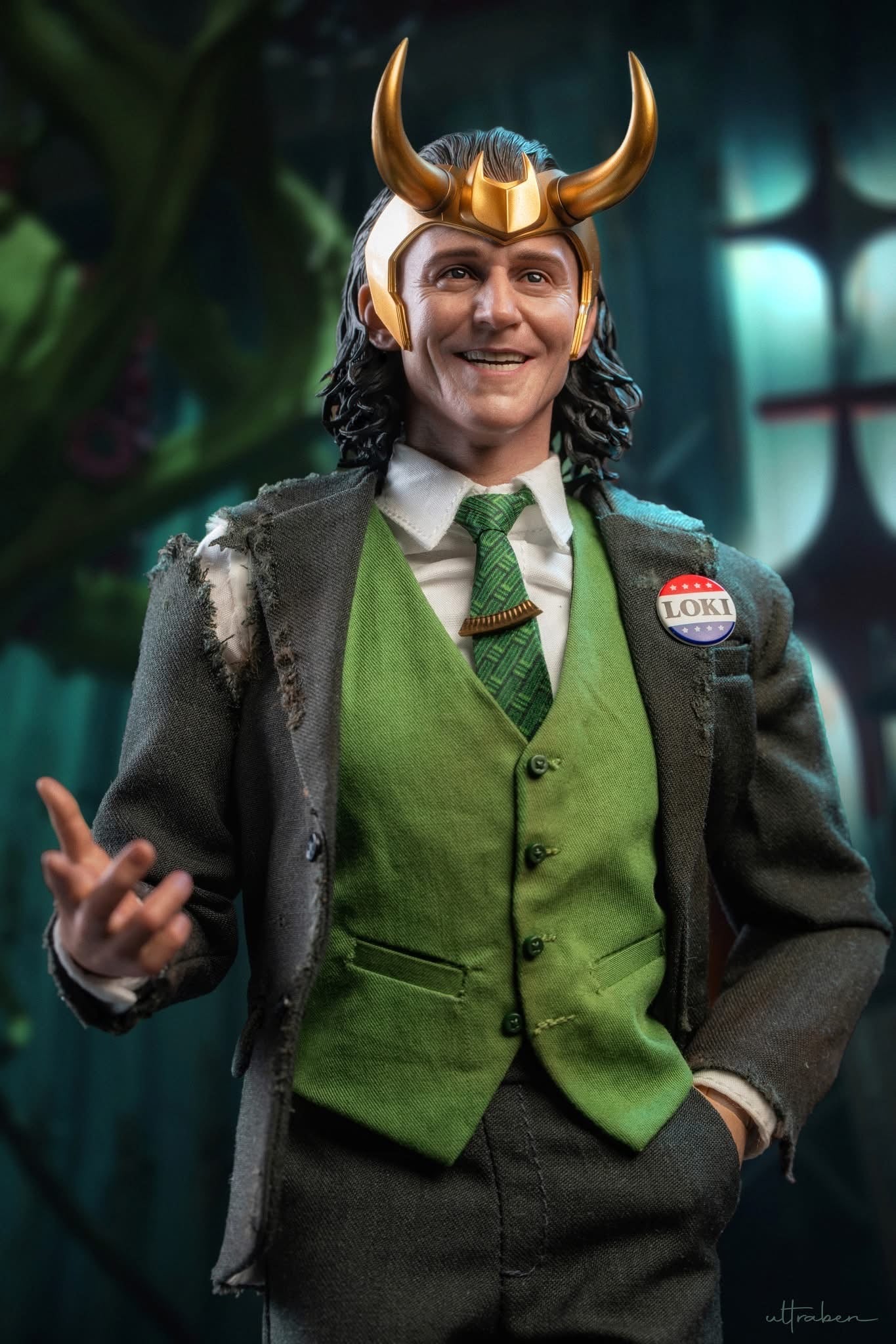 Hot Toys TMS066 Loki - 1/6th scale President Loki Collectible Figure