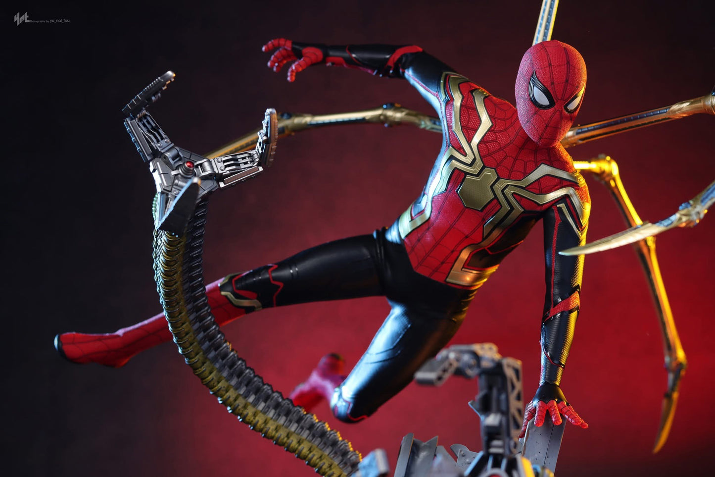 Hot Toys MMS624 Spider-Man: No Way Home - 1/6th scale Spider-Man (Integrated Suit) Collectible Figure (Deluxe Version)