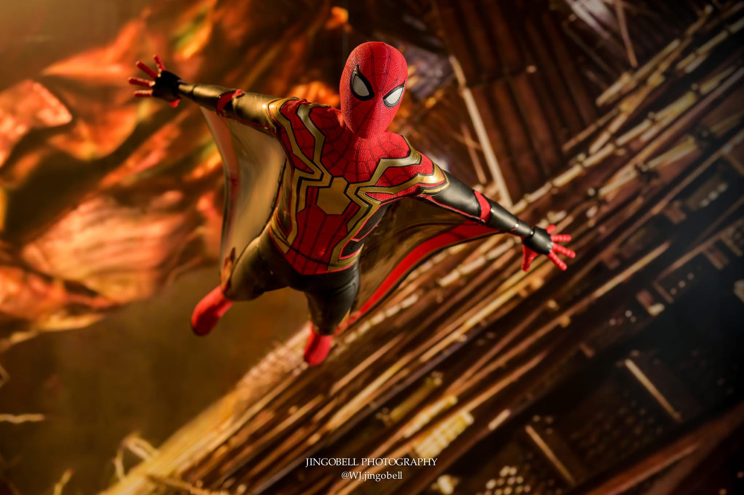 Hot Toys MMS624 Spider-Man: No Way Home - 1/6th scale Spider-Man (Integrated Suit) Collectible Figure (Deluxe Version)