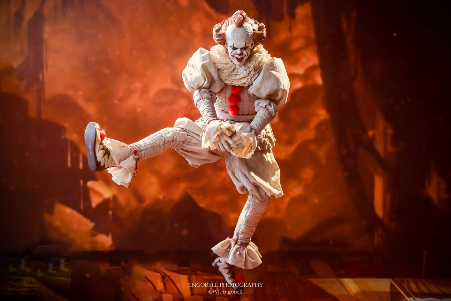 Hot Toys MMS555 IT Chapter Two - 1/6th scale Pennywise Collectible Figure
