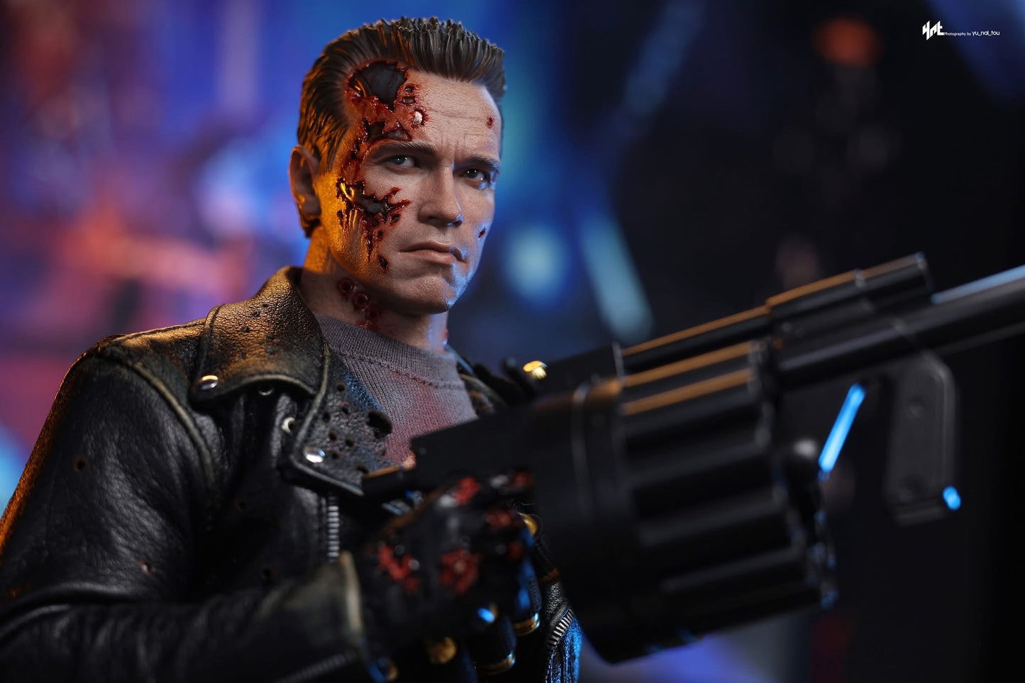 Hot Toys DX46 Terminator 2: Judgment Day - 1/6th scale T-800 (Battle Damaged Version 2.0) Collectible Figure