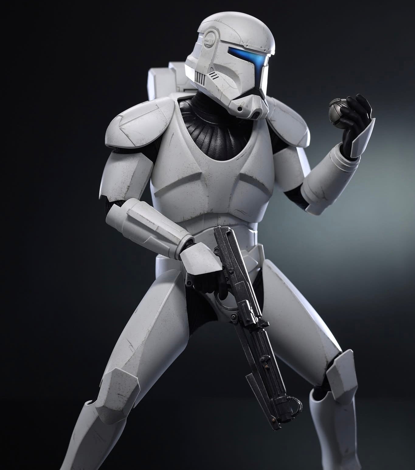 Hot Toys TMS131 Star Wars: The Bad Batch - 1/6th scale Clone Commando Collectible Figure