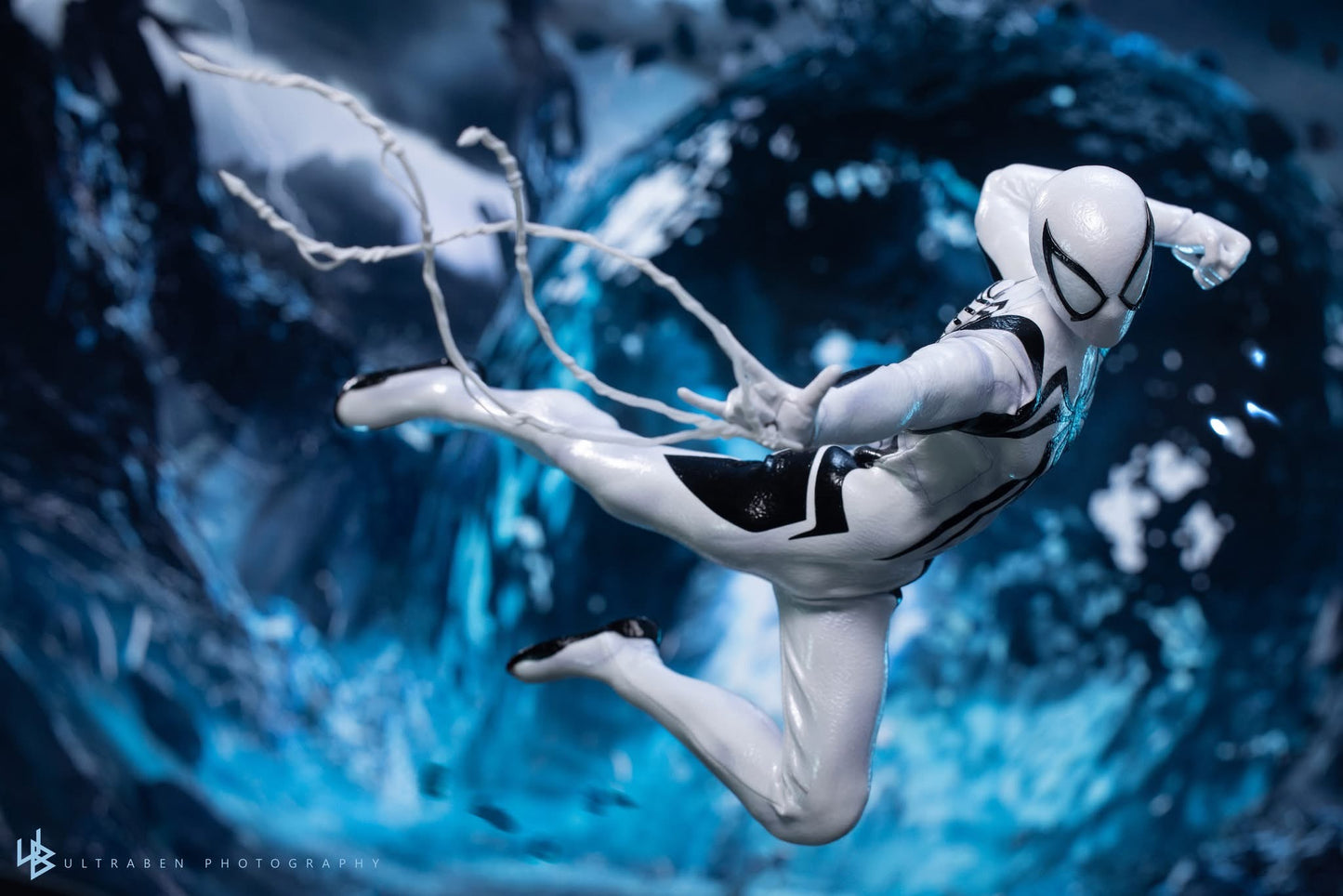 Hot Toys VGM69 Marvel's Spider-Man 2 - 1/6th scale Peter Parker (Anti-Venom Suit) Collectible Figure