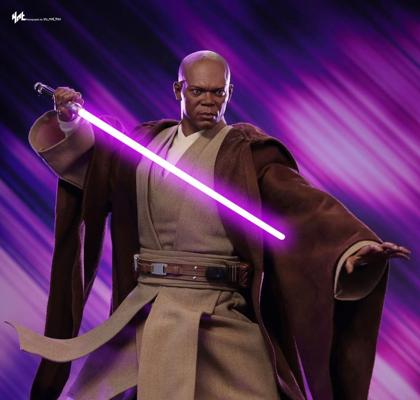 Hot Toys MMS681 Star Wars: Attack of the Clones - 1/6th scale Mace Windu Collectible Figure