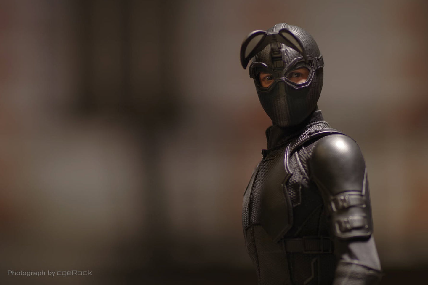 Hot Toys MMS540 Spider-Man: Far From Home - 1/6th scale Spider-Man (Stealth Suit) Collectible Figure