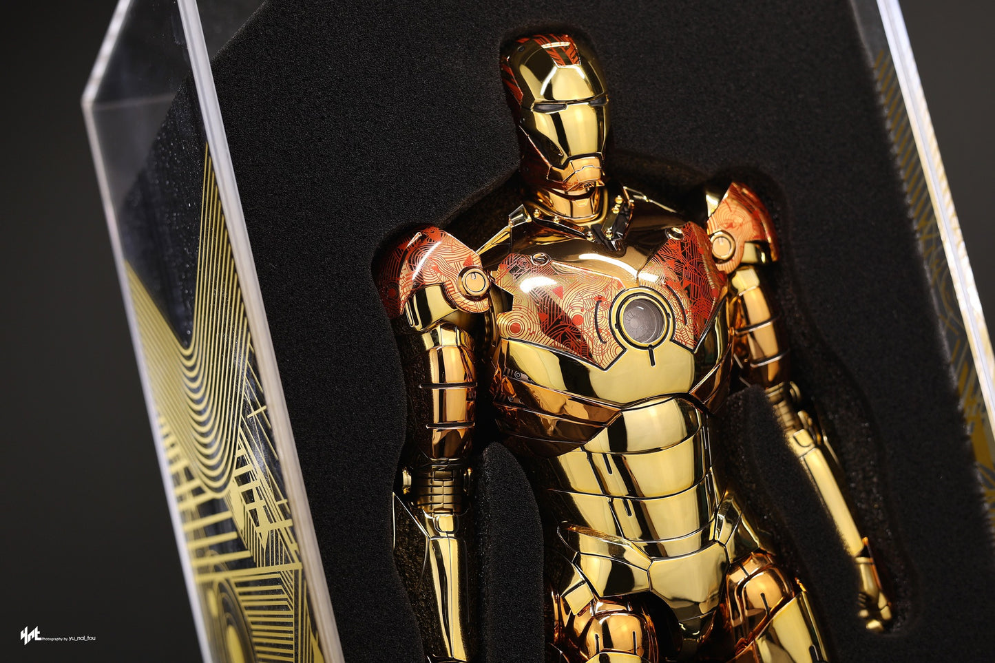 Hot Toys MMS848D78B Iron Man - 1/6th scale Iron Man Mark III (Golden & Copper Gold Version) Collectible Figure (Hot Toys Exclusive (Special Edition)