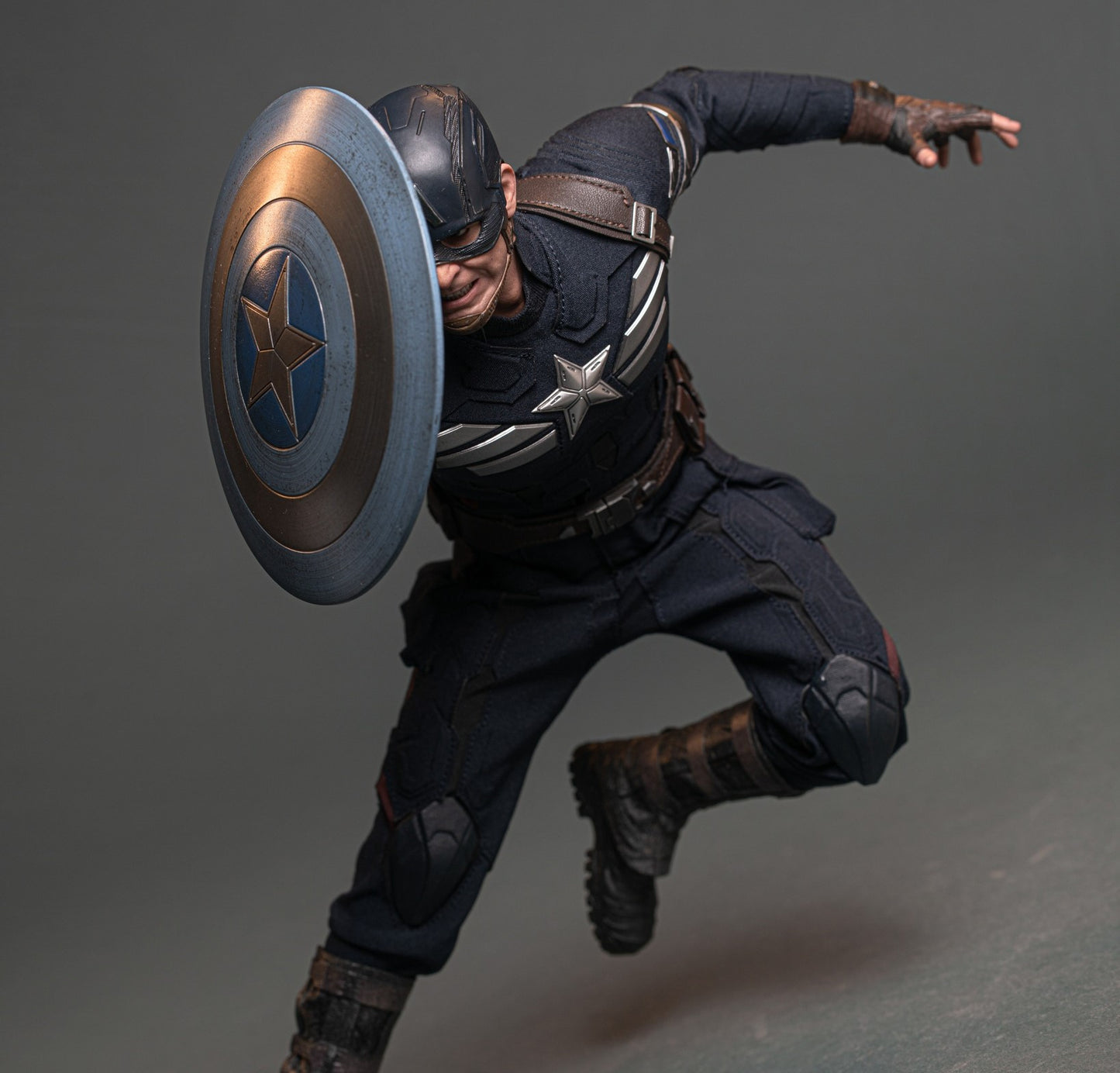 Hot Toys MMS783 Captain America: The Winter Soldier - 1/6th scale Captain America (Stealth S.T.R.I.K.E. Suit) 2.0 Collectible Figure