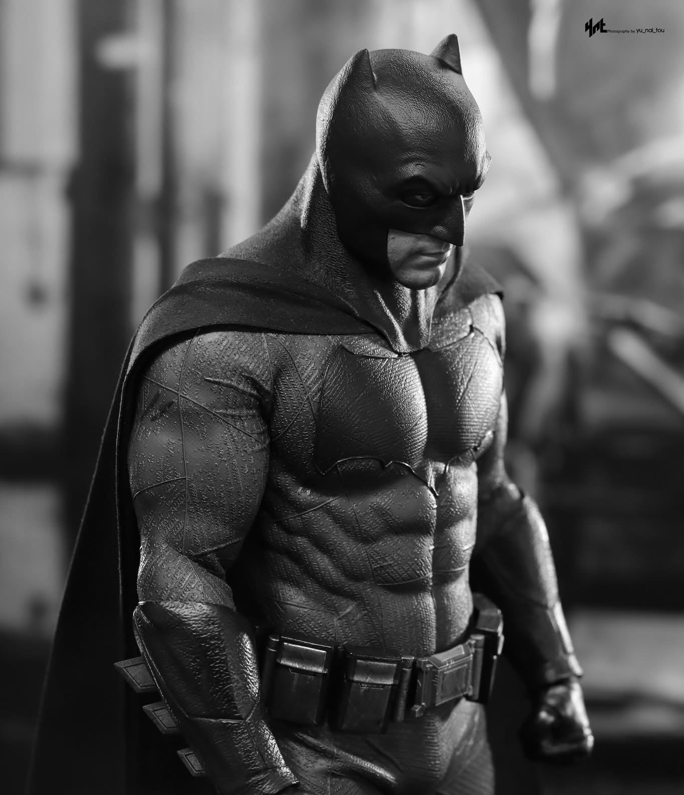 Hot Toys MMS732 Batman v Superman: Dawn of Justice - 1/6th scale Batman (2.0) Collectible Figure (Deluxe Version)