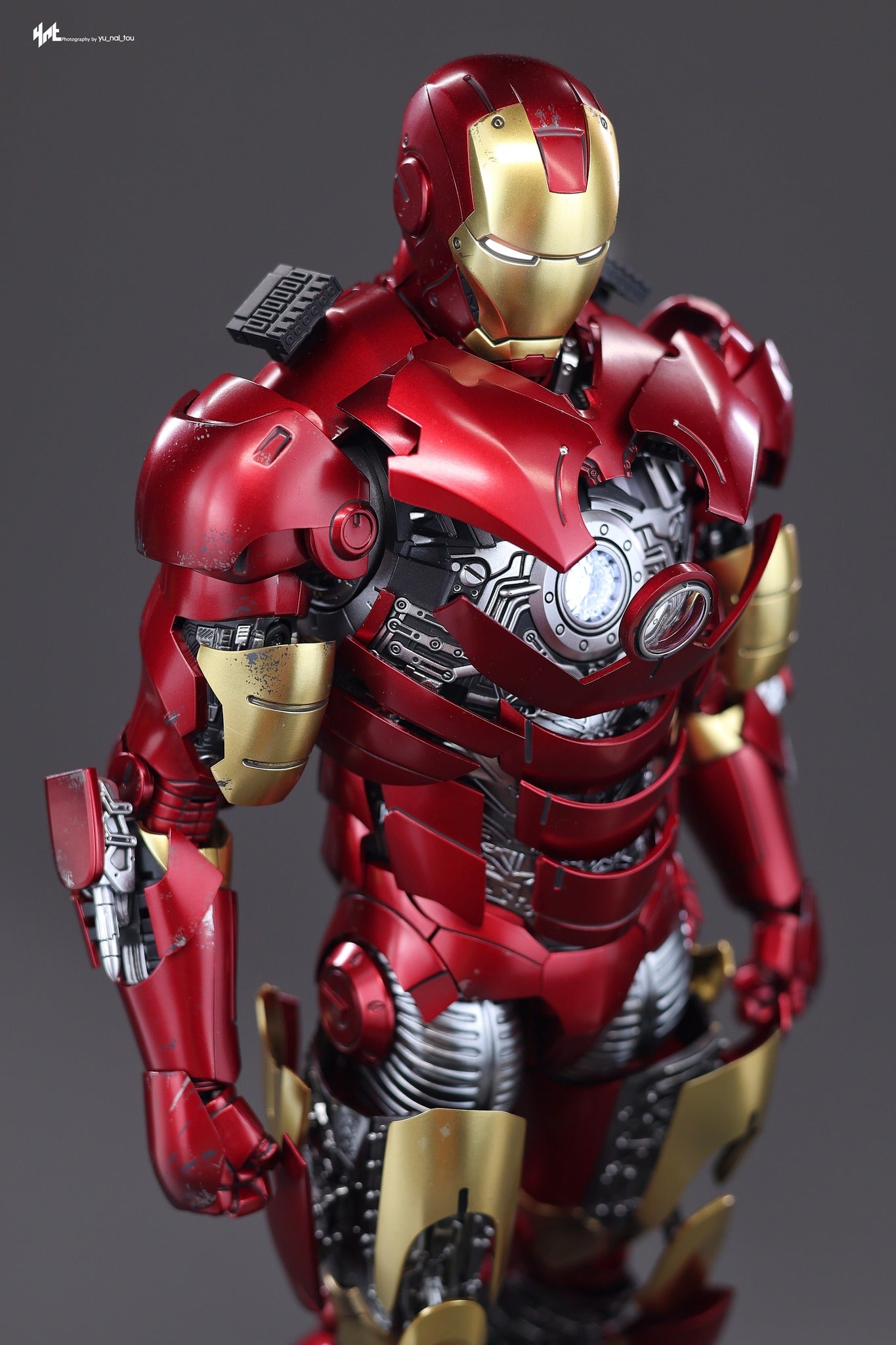 Hot Toys MMS825D72B Iron Man - 1/6th scale Iron Man Mark III (Armor Suit Up Version) Collectible Figure (Special Edition)