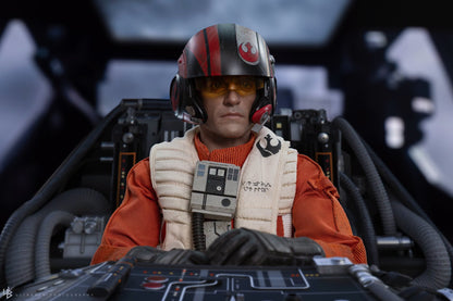 Hot Toys MMS806 Star Wars: The Force Awakens - 1/6th scale Poe Dameron Collectible Figure