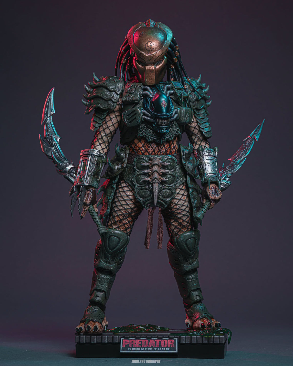 Hot Toys CMS029 Predator - 1/6th scale Broken Tusk Predator Collectible