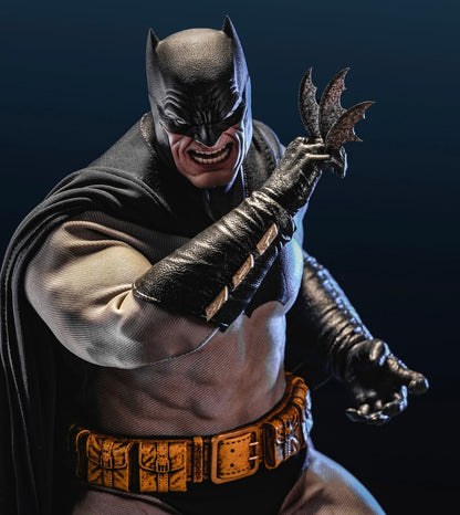 Hot Toys CMS024 Batman: The Dark Knight Returns - 1/6th scale Batman Collectible Figure