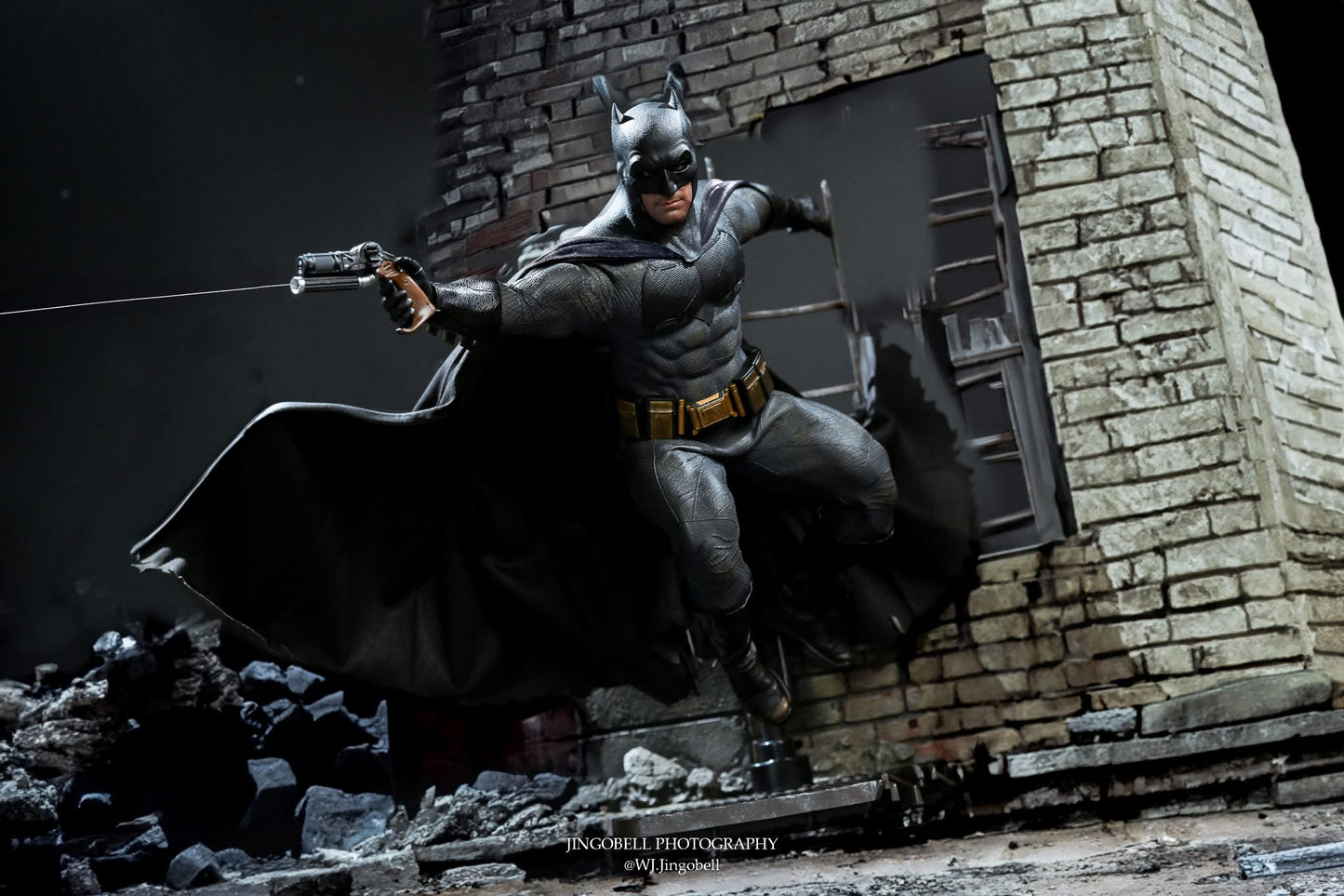 Hot Toys MMS732 Batman v Superman: Dawn of Justice - 1/6th scale Batman (2.0) Collectible Figure (Deluxe Version)