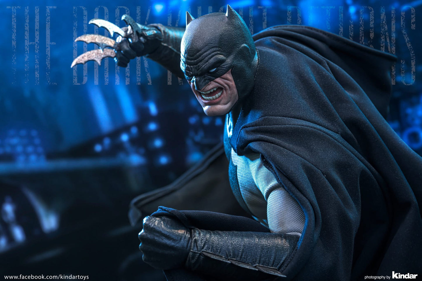 Hot Toys CMS024 Batman: The Dark Knight Returns - 1/6th scale Batman Collectible Figure