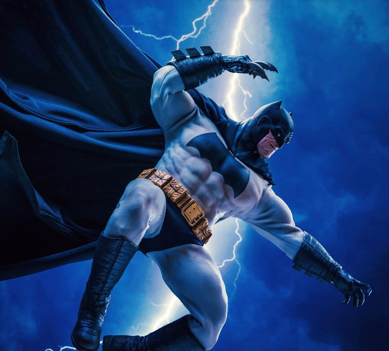 Hot Toys CMS024 Batman: The Dark Knight Returns - 1/6th scale Batman Collectible Figure