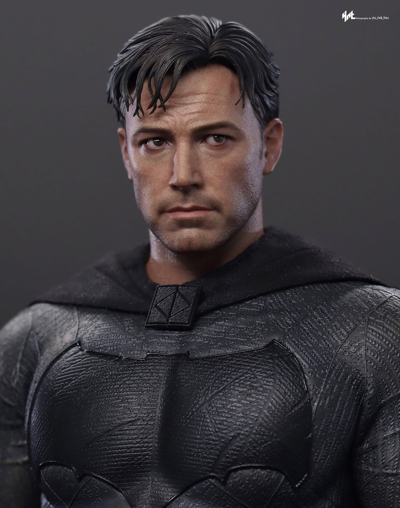 Hot Toys MMS732 Batman v Superman: Dawn of Justice - 1/6th scale Batman (2.0) Collectible Figure (Deluxe Version)