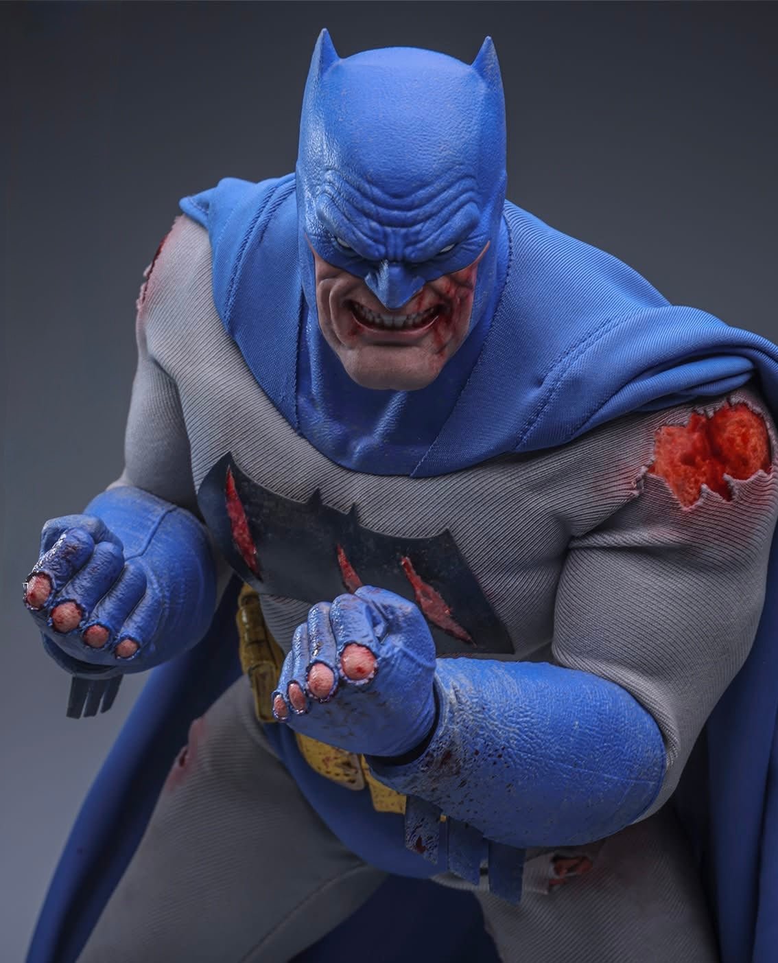 Pre-Order Hot Toys CMS031 Batman: The Dark Knight Returns - 1/6th scale Batman (Battle Damaged Version) Collectible Figure