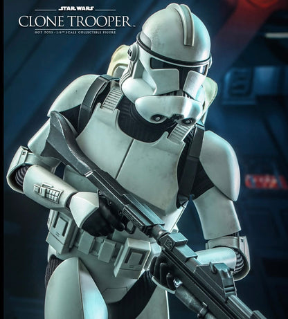 Hot Toys MMS647 Star Wars Episode II: Attack of the Clones - 1/6th scale Clone Trooper Collectible Figure