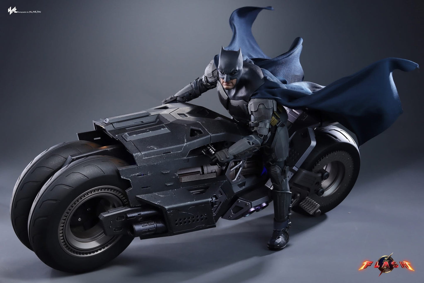 Hot Toys MMS705 Hot Toys The Flash – Batman and Batcycle 1/6 Scale Collectible Set