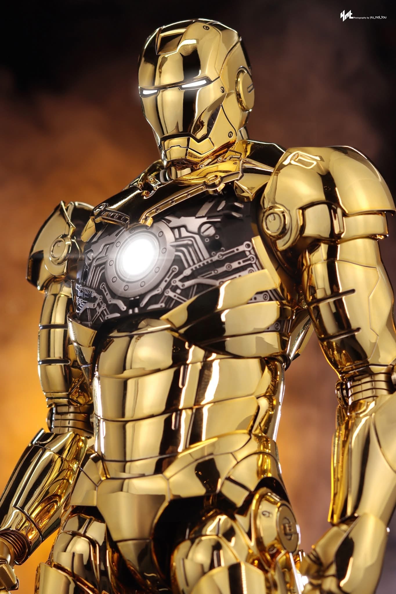 Hot Toys MMS764D69 Iron Man - 1/6th scale Iron Man Mark III (Golden Color Version) Collectible Figure Hot Toys Exclusive