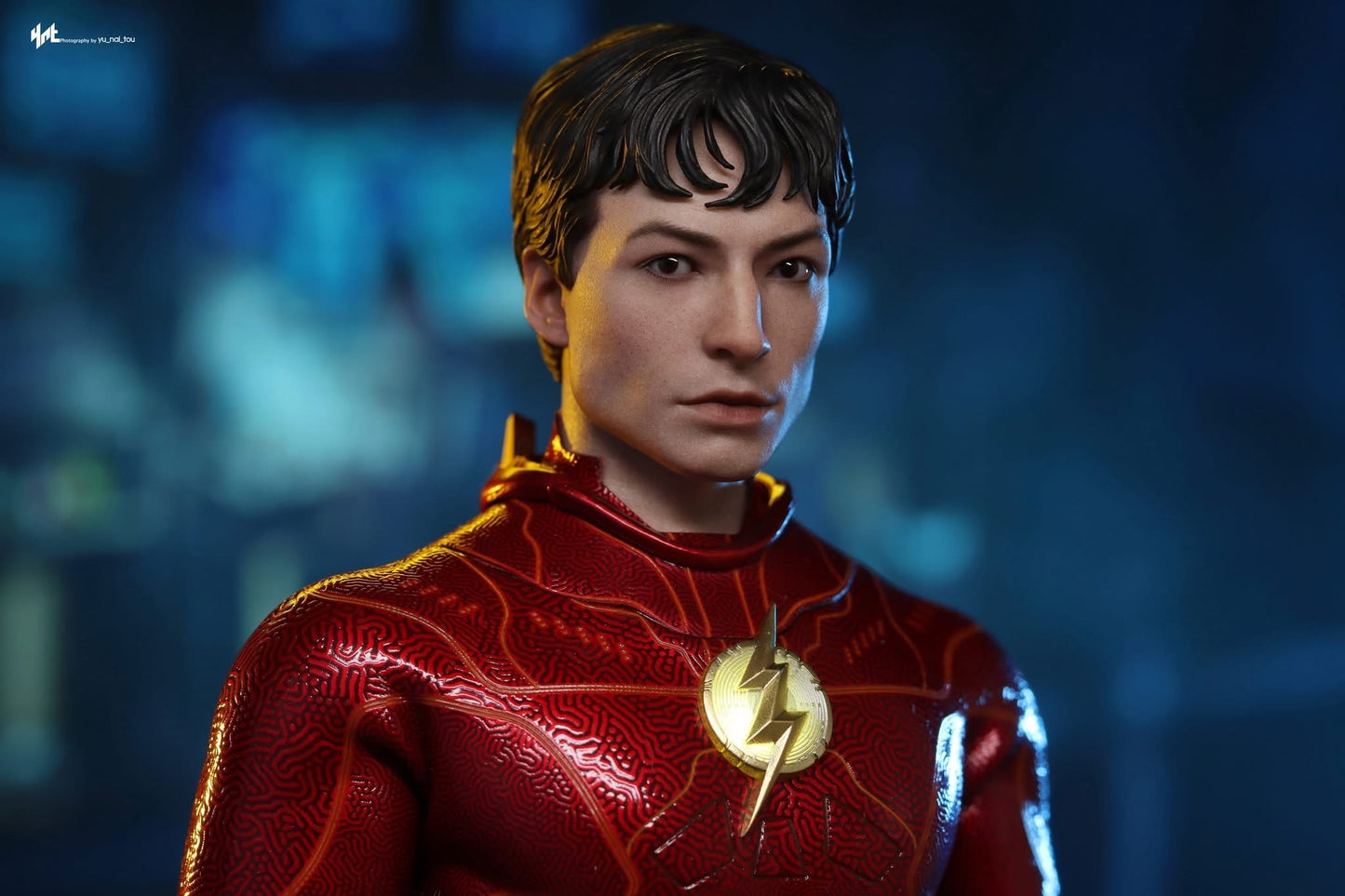 Hot Toys MMS713B The Flash – The Flash 1/6 Scale Collectible Figure (Special Version) with The Life Size The Flash Signet Ring