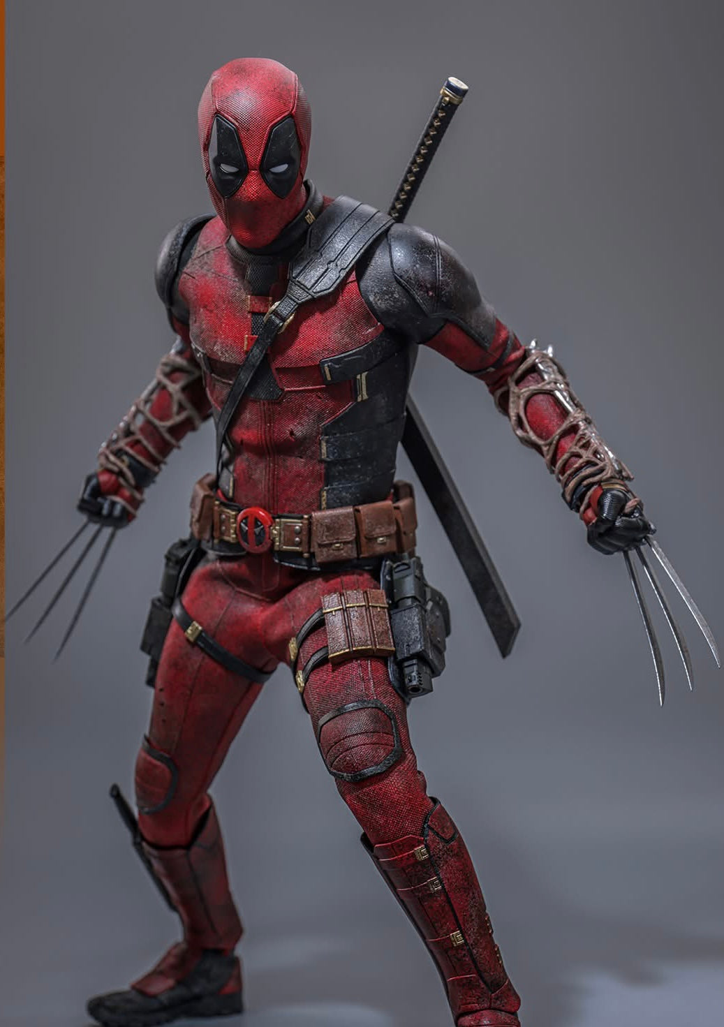 Hot Toys MMS782 Deadpool & Wolverine - 1/6th scale Deadpool (Battling Version) Collectible Figure
