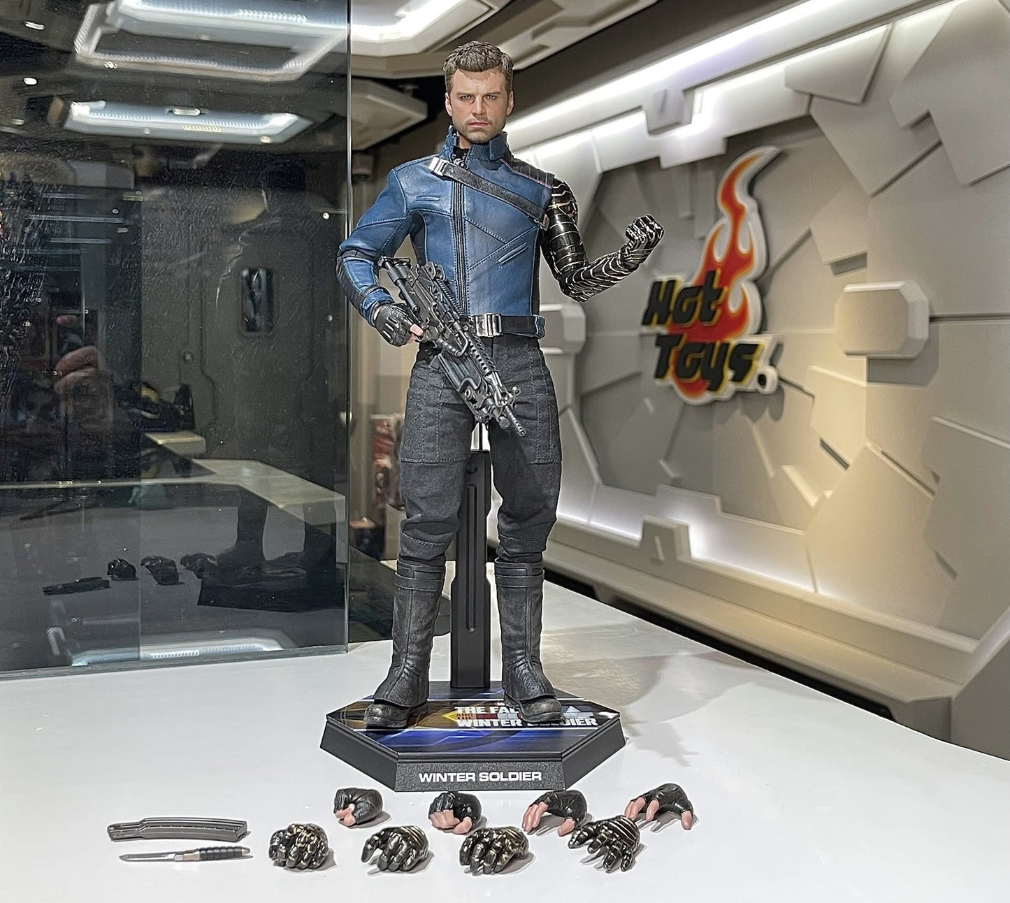 Hot Toys TMS039 The Falcon and the Winter Soldier - 1/6th scale Winter Soldier Collectible Figure