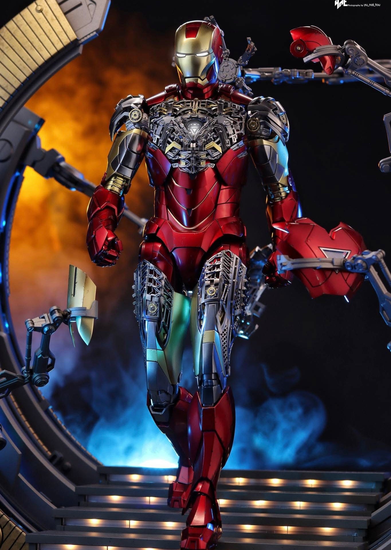 Hot Toys MMS688D53 The Avengers - Iron Man Mark VI (2.0) With Suit Up Gantry 1:6 Scale Collectible Set