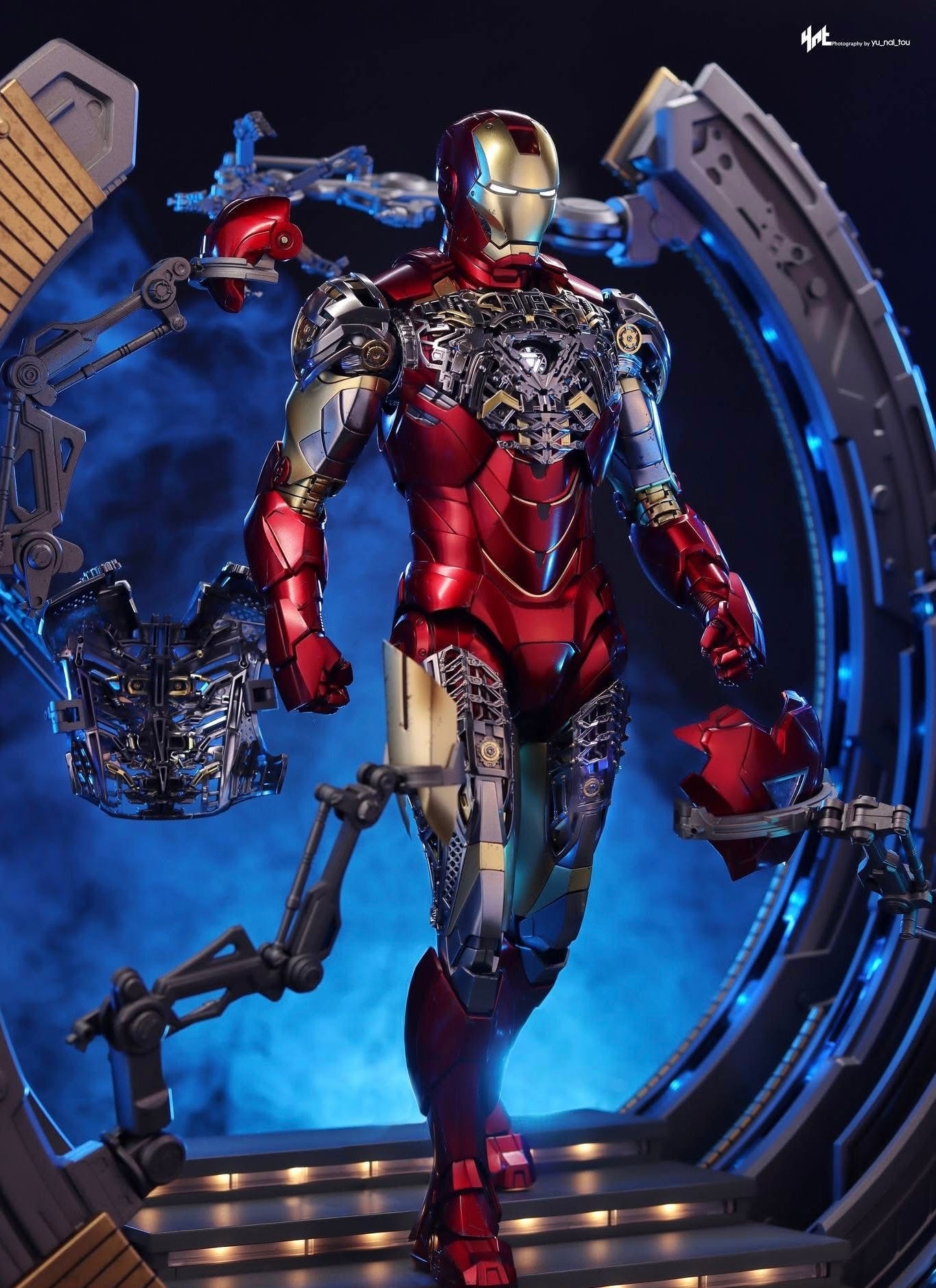 Hot Toys MMS688D53 The Avengers - Iron Man Mark VI (2.0) With Suit Up Gantry 1:6 Scale Collectible Set