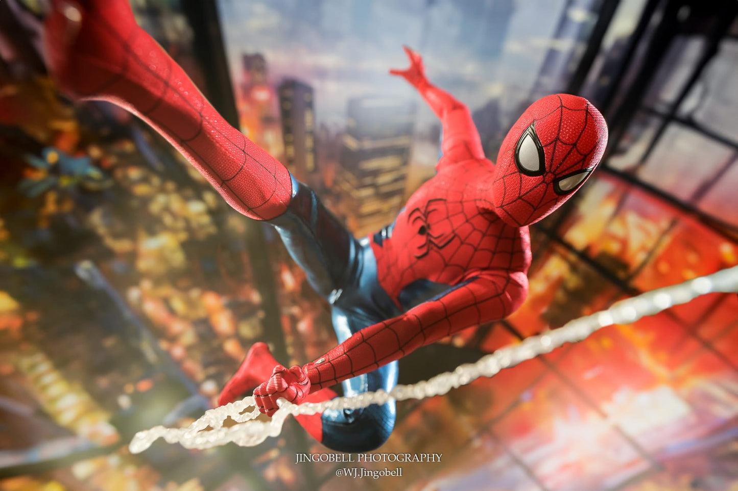 Hot Toys MMS680 Spider-Man: No Way Home - 1/6th scale Spider-Man (New Red and Blue Suit) Collectible Figure (Deluxe Version)