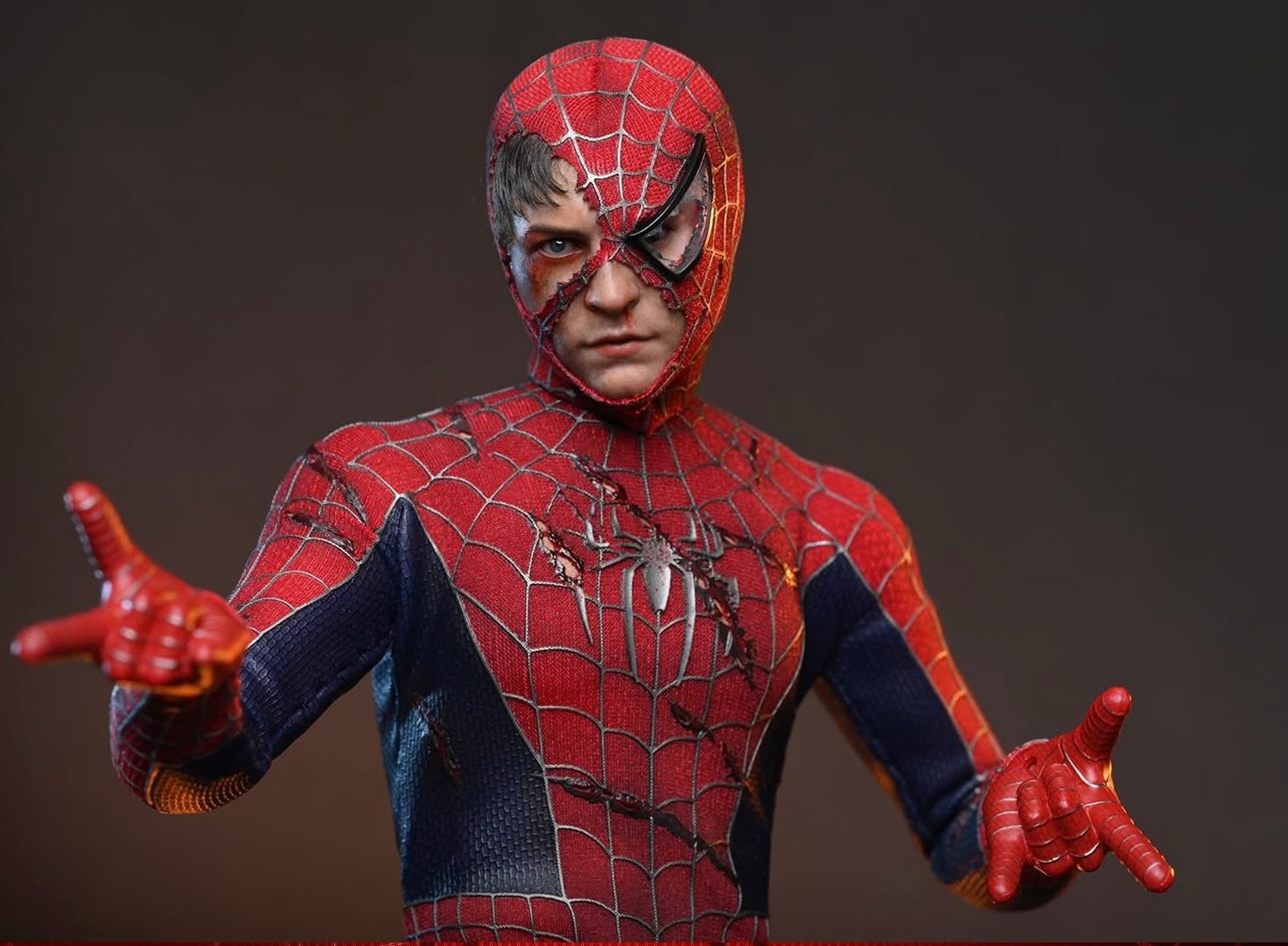 Pre-Order Hot Toys MMS859 Spider-Man - 1/6th scale Spider-Man (Battle Damaged Version) Collectible Figure