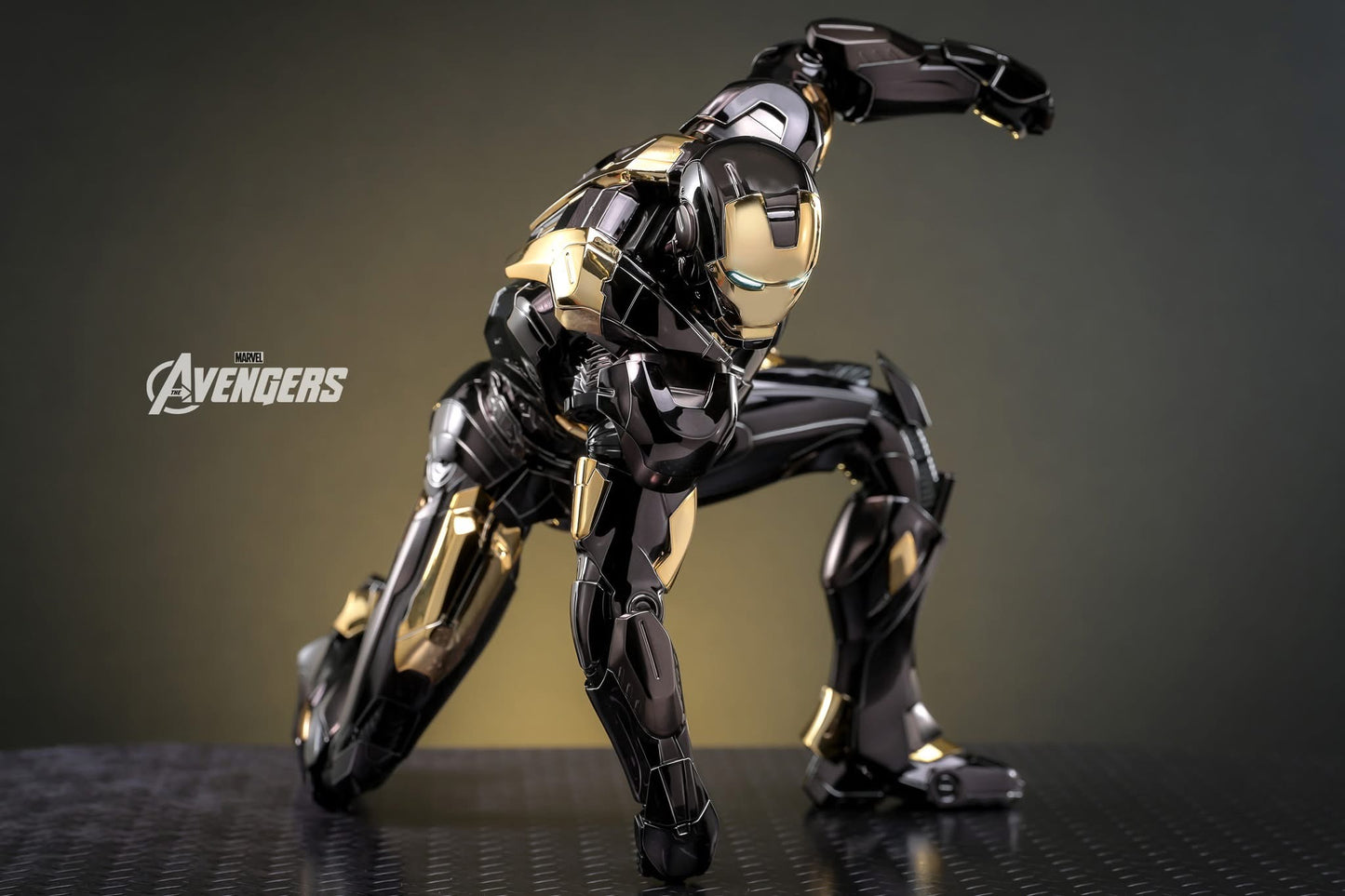 Hot Toys MMS741D61 The Avengers - 1/6th scale Iron Man Mark VII (Black & Gold Version) Collectible Figure Hot Toys Exclusive