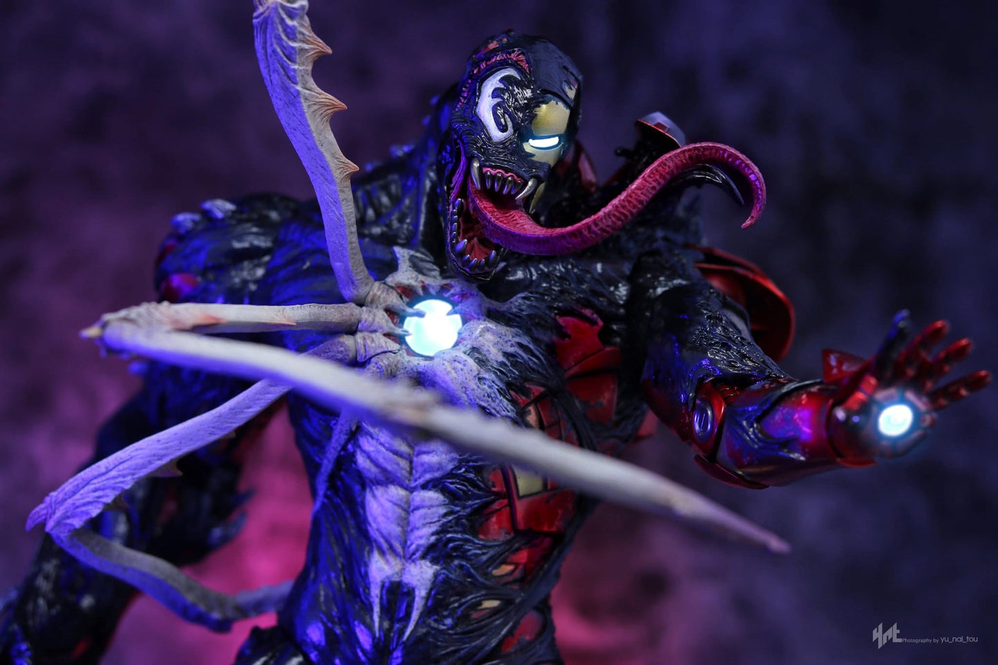 Hot Toys AC04B Spider-Man: Maximum Venom - 1/6th scale Venomized Iron Man Collectible Figure (Special Edition)